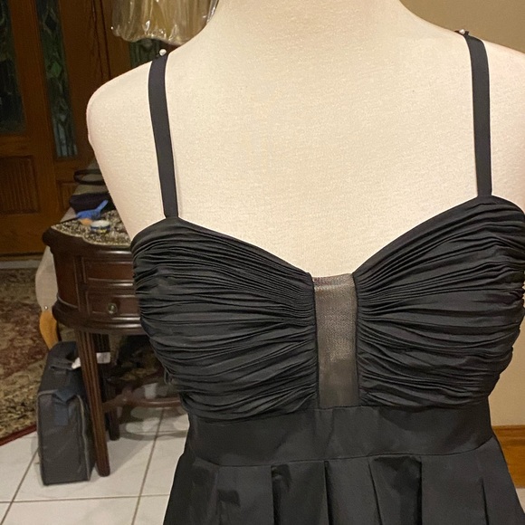 BCBG BLACK BEADED
APPLIQUÉ TAFFETA DRESS size 8 - Picture 6 of 12